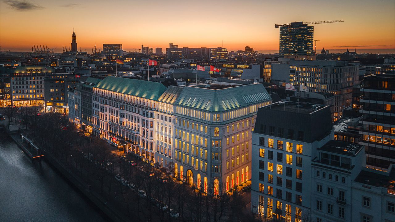 Hotel Vier Jahreszeiten Hamburg am Abend, von außen