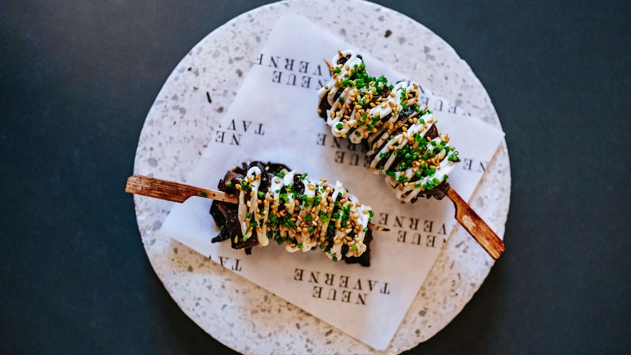 Austernpilz-Spieße mit Teriyaki-Sauce und Miso-Mayo in der Neuen Taverne