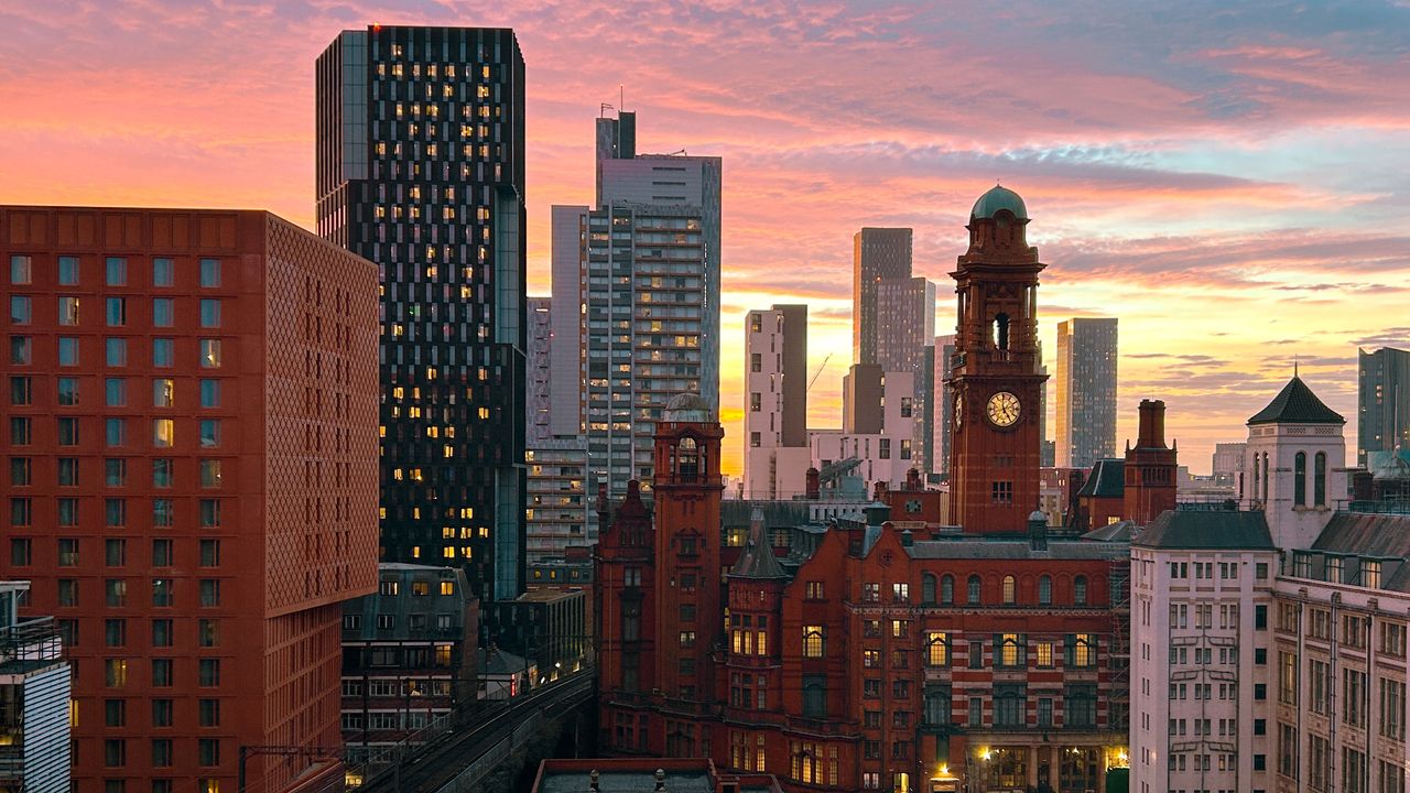 Blick auf Manchester im Abendlicht