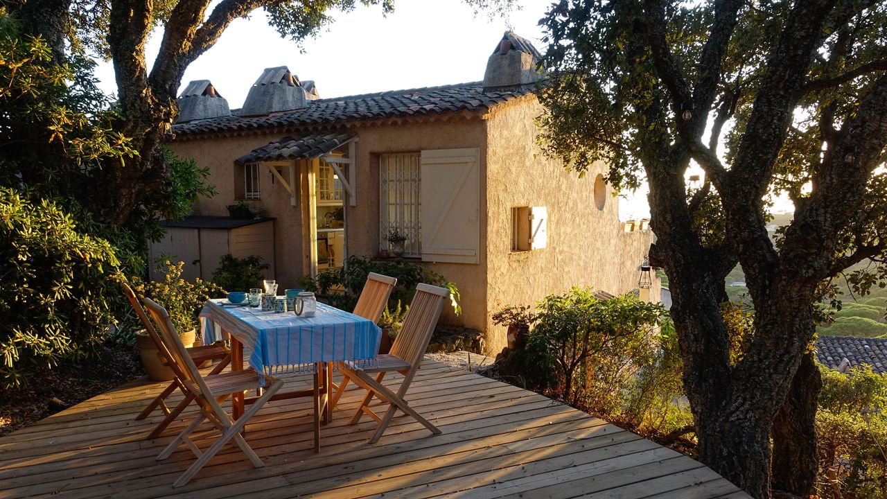 Tische und Stühle vor einem Landhaus in Südfrankreich