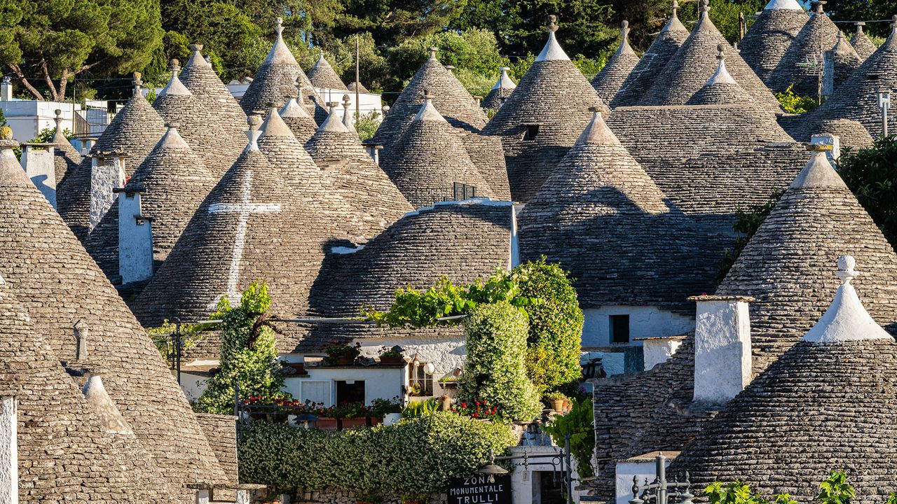 Blick von oben auf die Trulli-Häuser in Alberobello, Apulien