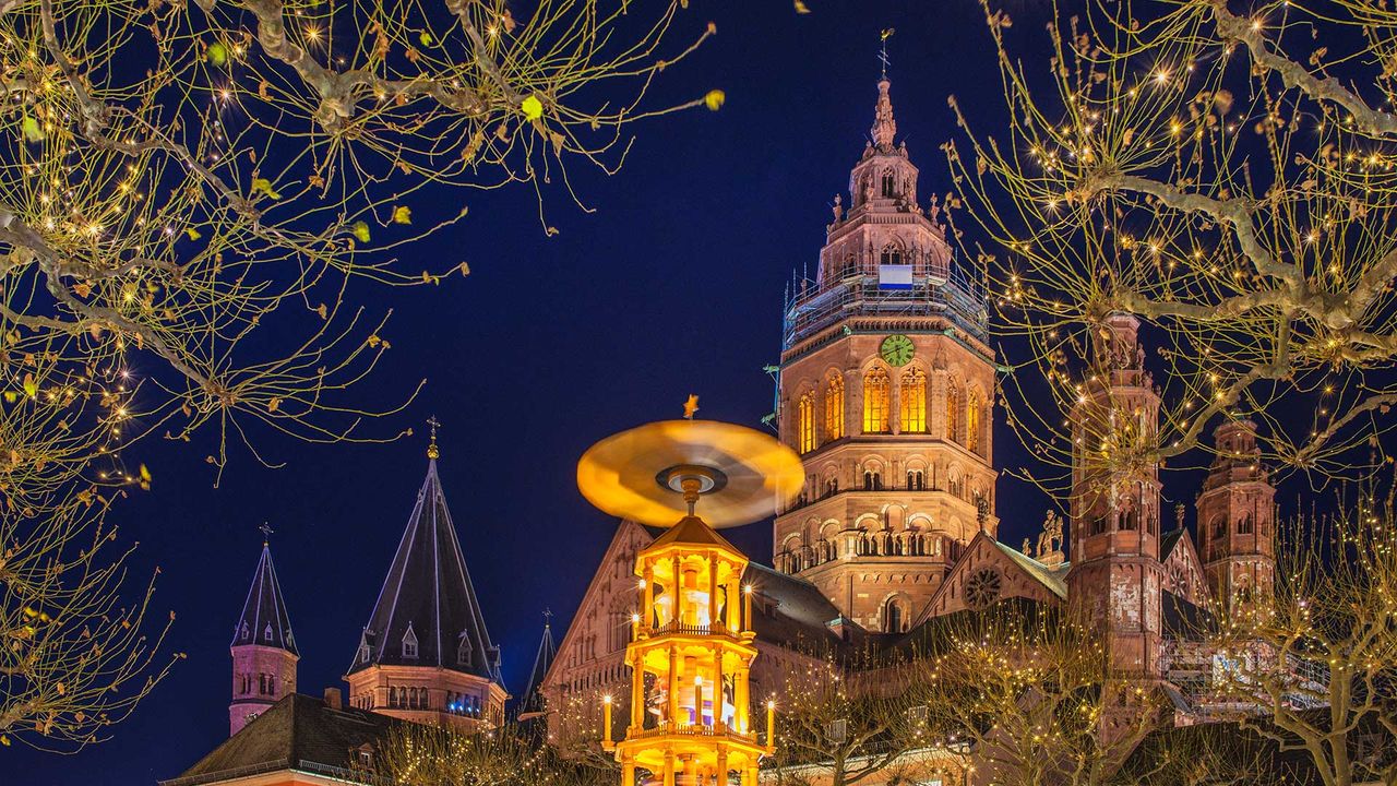 Dom und Weihnachtspyramide in Mainz