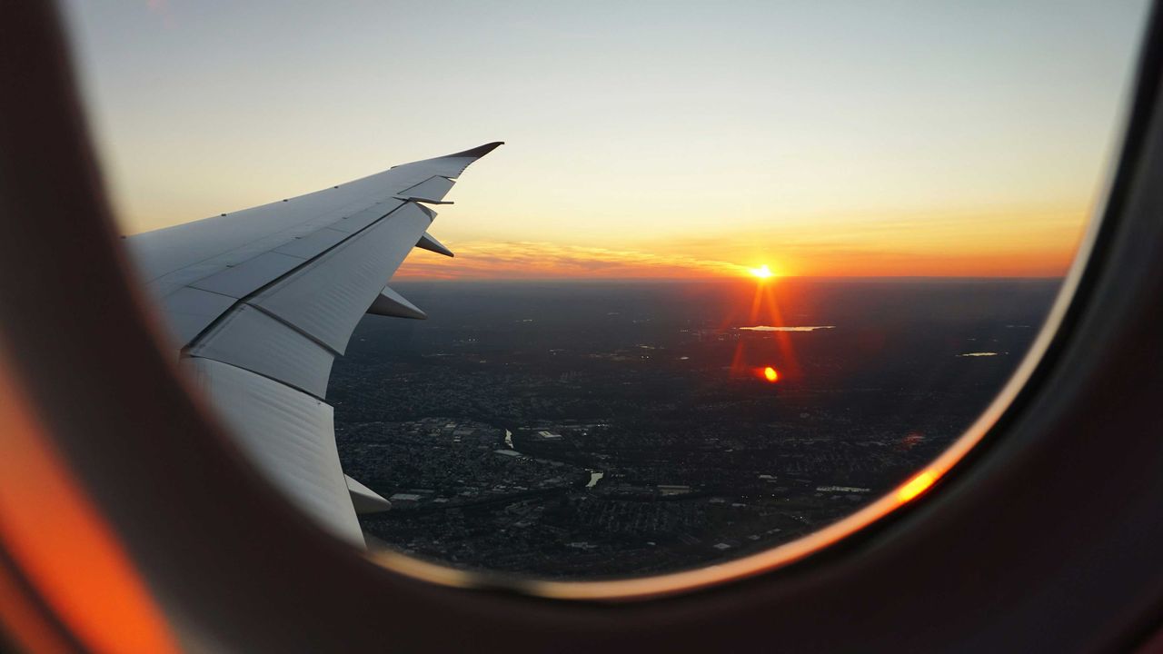 eva-darron-unsplash-blick-aus-flugzeugfenster