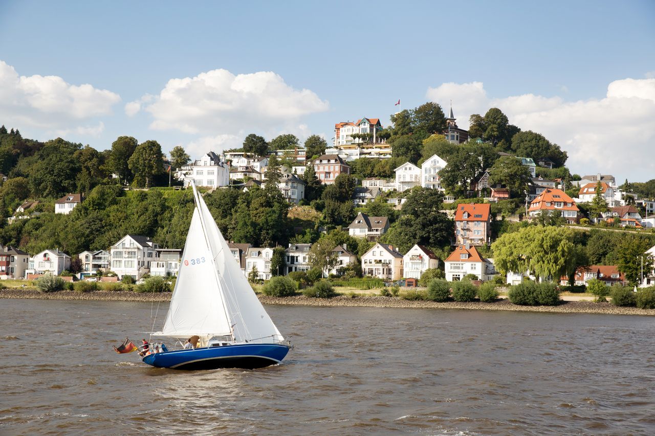 Kleines Segelschiff auf der Elbe vor Blankenese