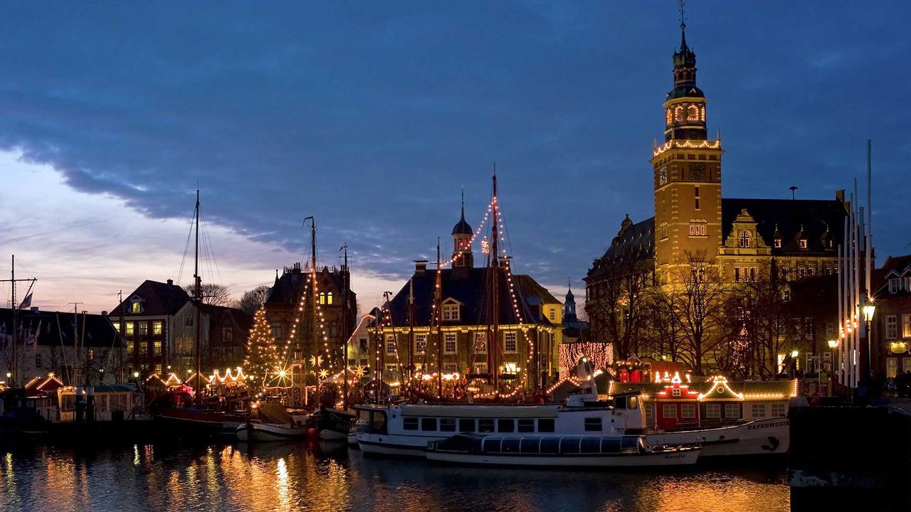 Weihnachtsmarkt und -baum im ostfriesischen Leer, Niedersachsen