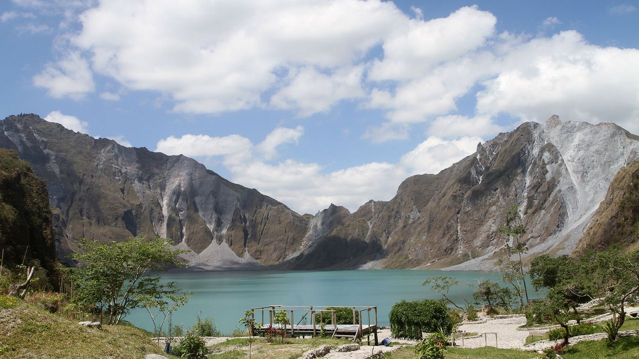 Sieht friedlich aus, birgt aber eine große Gefahr: der Kratersee des Vulkans Pinatubo. Kratersee des Vulkans Pinatubo