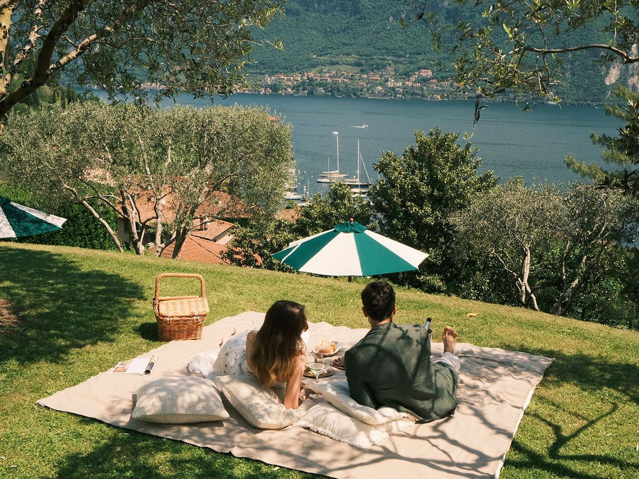 Paar picknickt im Garten des Hotel Belvedere, Bellagio