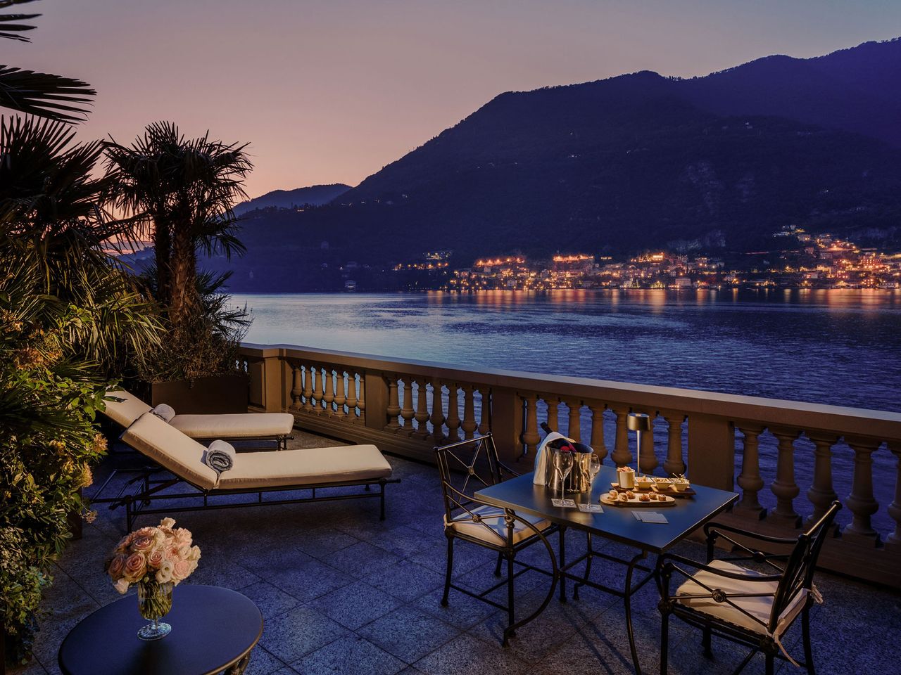 Terrasse des Penthouses im Mandarin Oriental, Lake Como am Abend