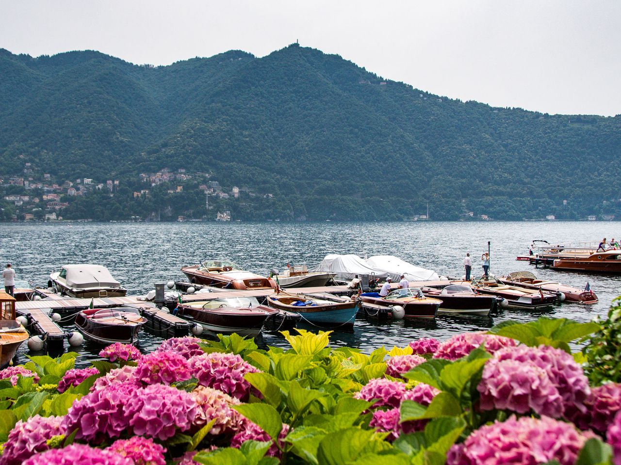 kleine Booten liegen im Comer See vor der Villa d'Este