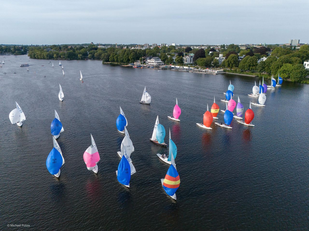 Viele Segelboote mit bunten Segeln auf der Außenalster