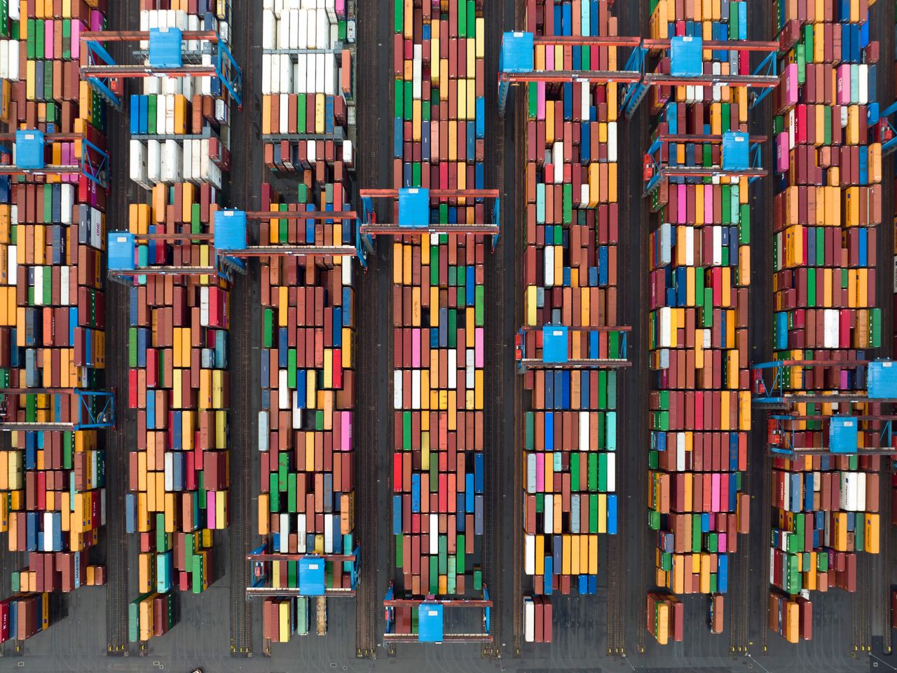 Drohnenbild von den bunten Containern im Hamburger Hafen