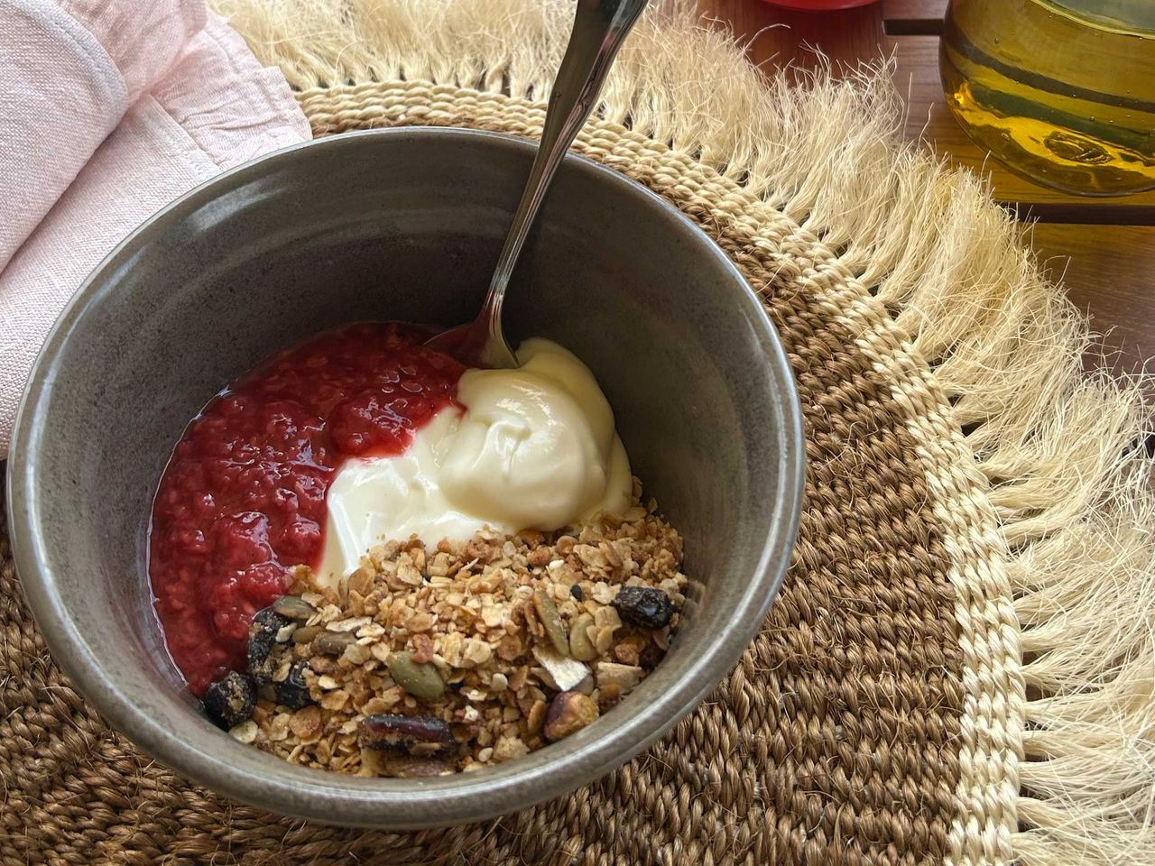 Granola mit Joghurt und Beerenpüree, andBeyond Suyian Lodge