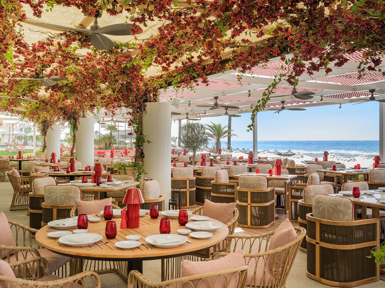 Restaurantbereich im Am&ugrave; Beach Club