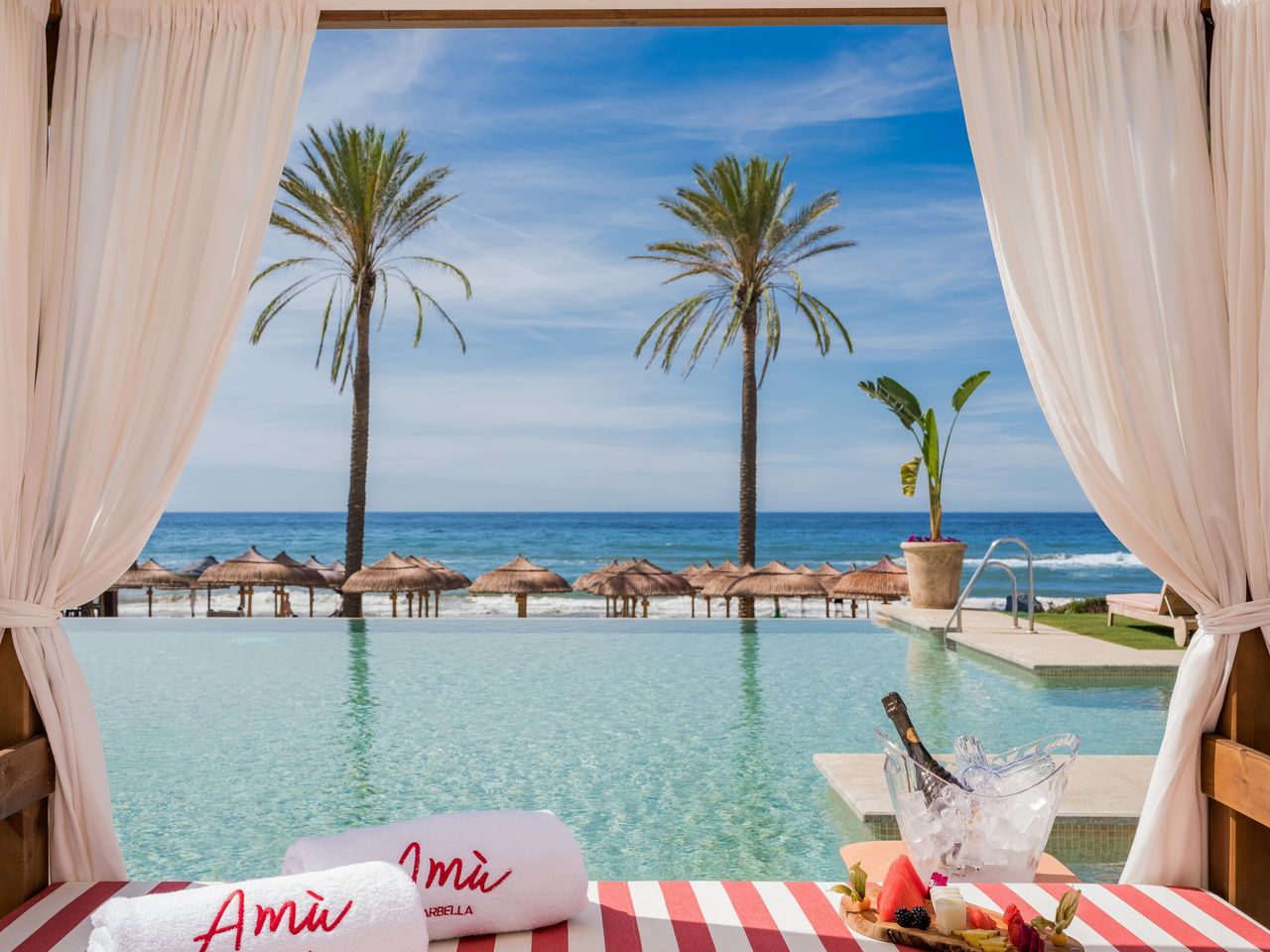 Blick vom Sunbed auf den Strand im Am&ugrave; Beach Club
