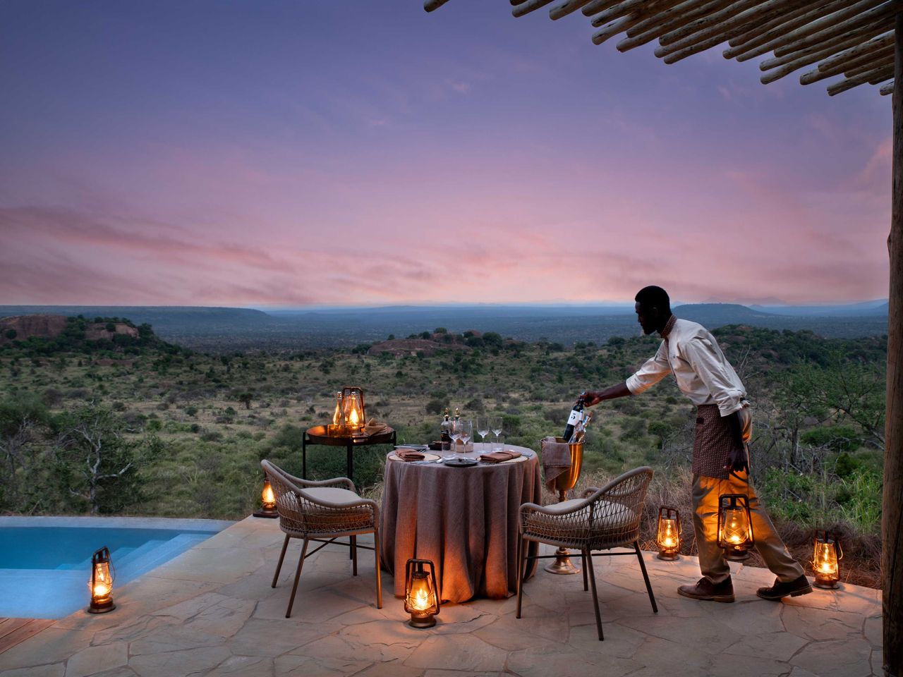 Butler serviert Wein beim Abendessen, andBeyond Suyian Lodge
