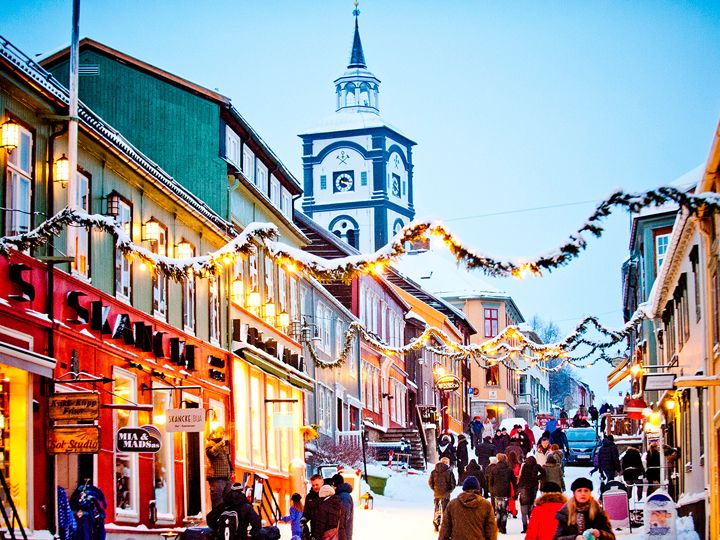 Straße Kjerkgata in Røros, Norwgen