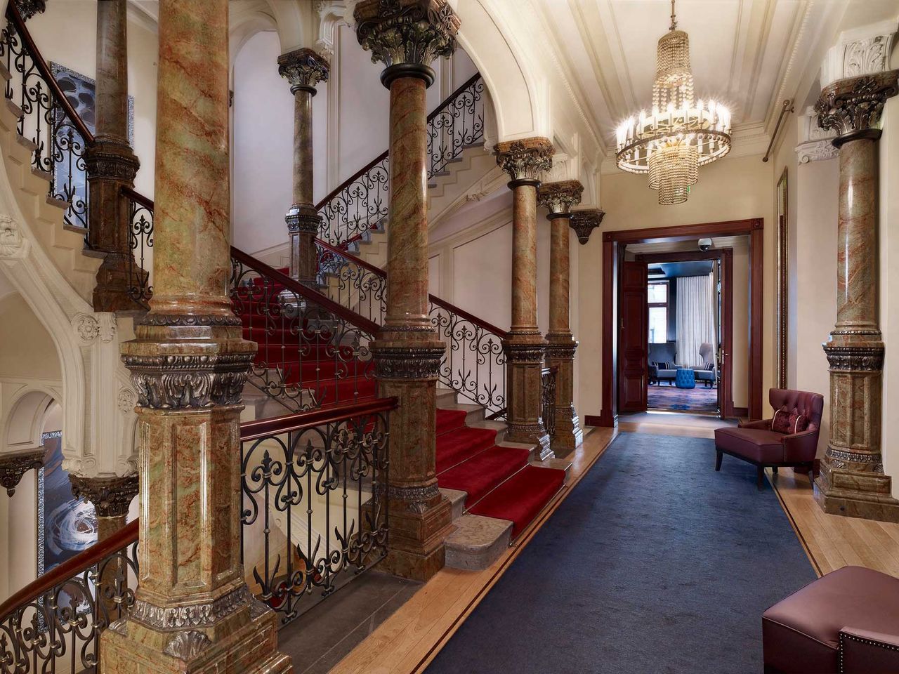 Treppe, die zum Hotel Kämp führt