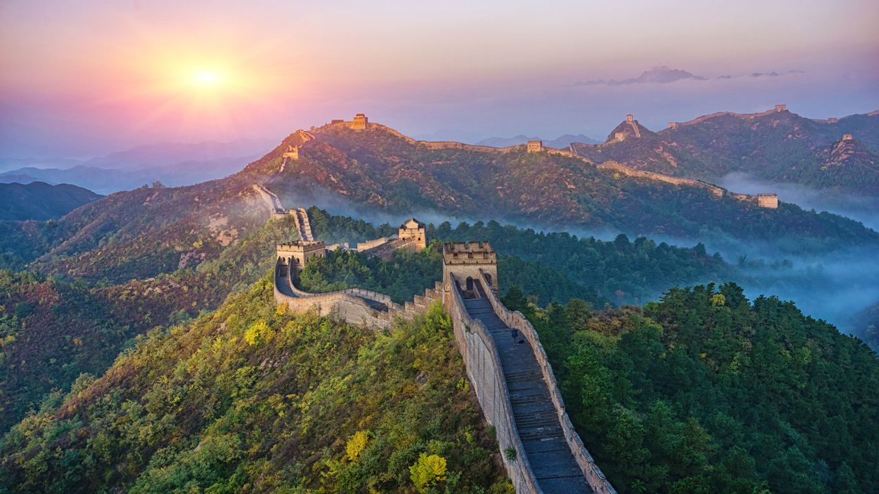 Sonnenaufgang über der Chinesischen Mauer, China
