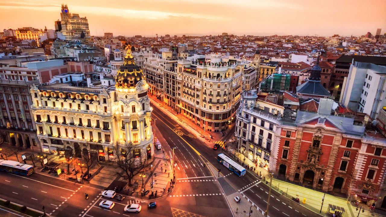 Luftaufnahme der Gran V&iacute;a in Madrid am Abend