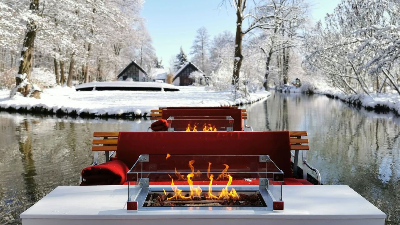 Kahn mit Kaminfeuer im Winter