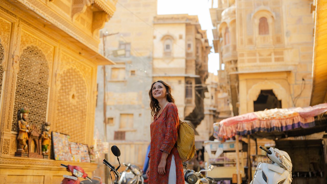Auf der Suche nach neuen Impulsen: Diese Reisetrends erwarten uns 2026. Eine Frau entdeckt die Altstadt von Jaisalmer in Indien