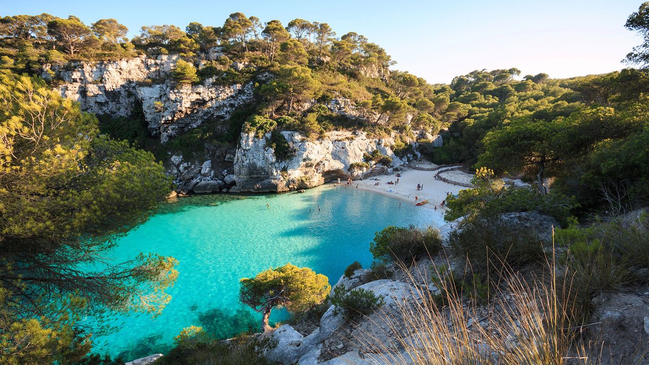 Blick von oben auf die Cala Macarella, Menorca