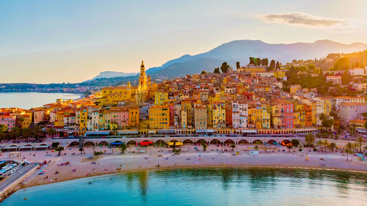 Blick auf die bunten H&auml;user von Menton an der C&ocirc;te d'Azur
