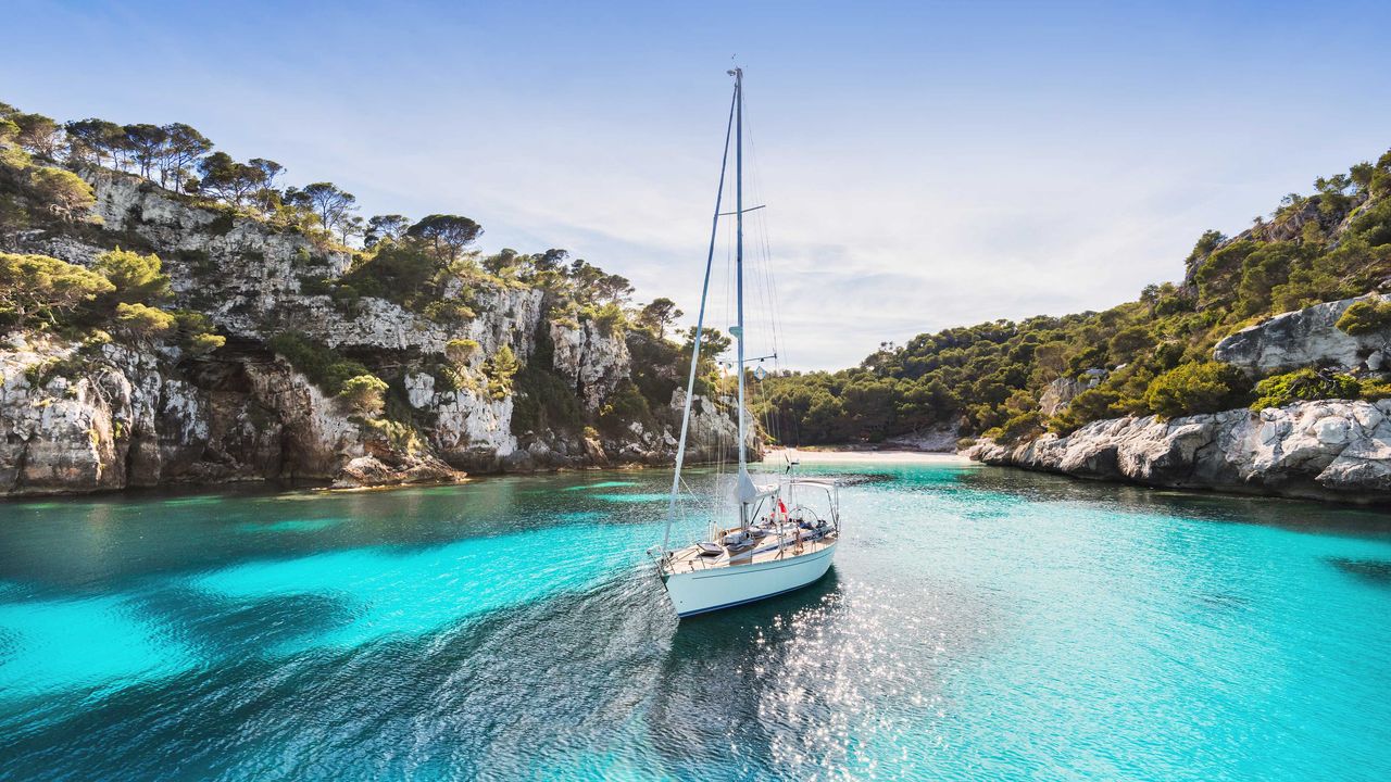 Boot in einer Bucht von Menorca