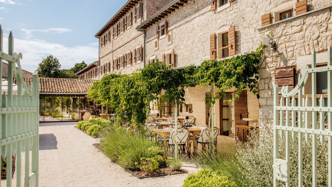 Au&szlig;enansicht Meneghetti Wine Hotel & Winery in Istrien