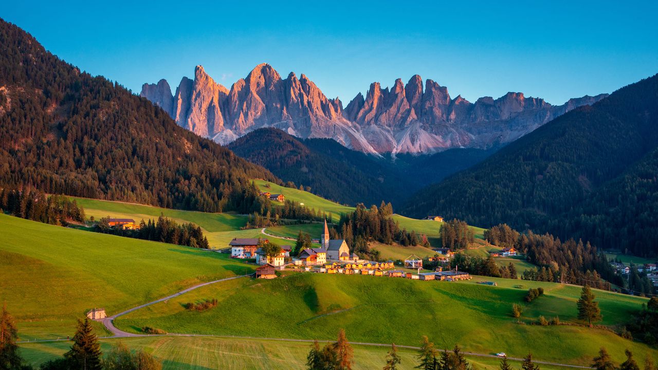 St. Magdalena und Dolomiten im Hintergrund