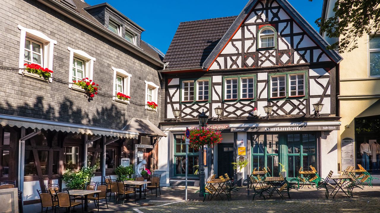 Ein lauschiges Stadtzentrum und viel Fachwerk warten in Bad Honnef. Innenstadt mit Fachwerk in Bad Honnef