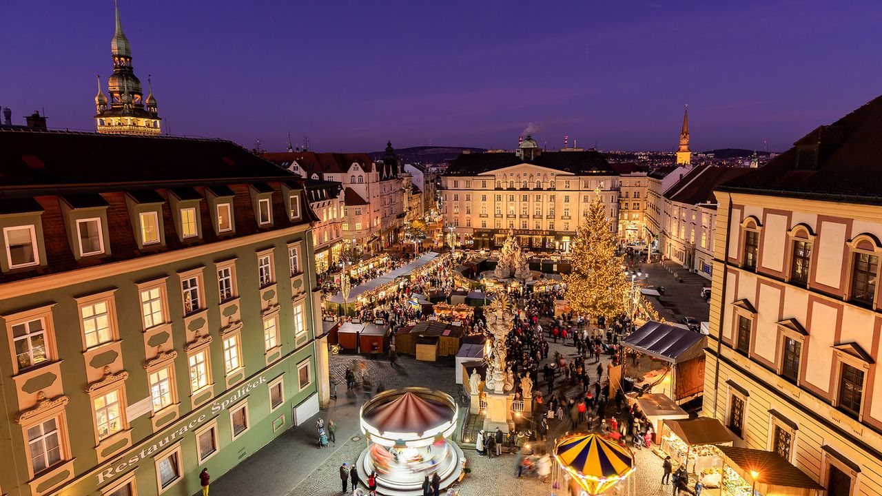 Blick von oben auf den Weihnachtsmarkt in Brünn