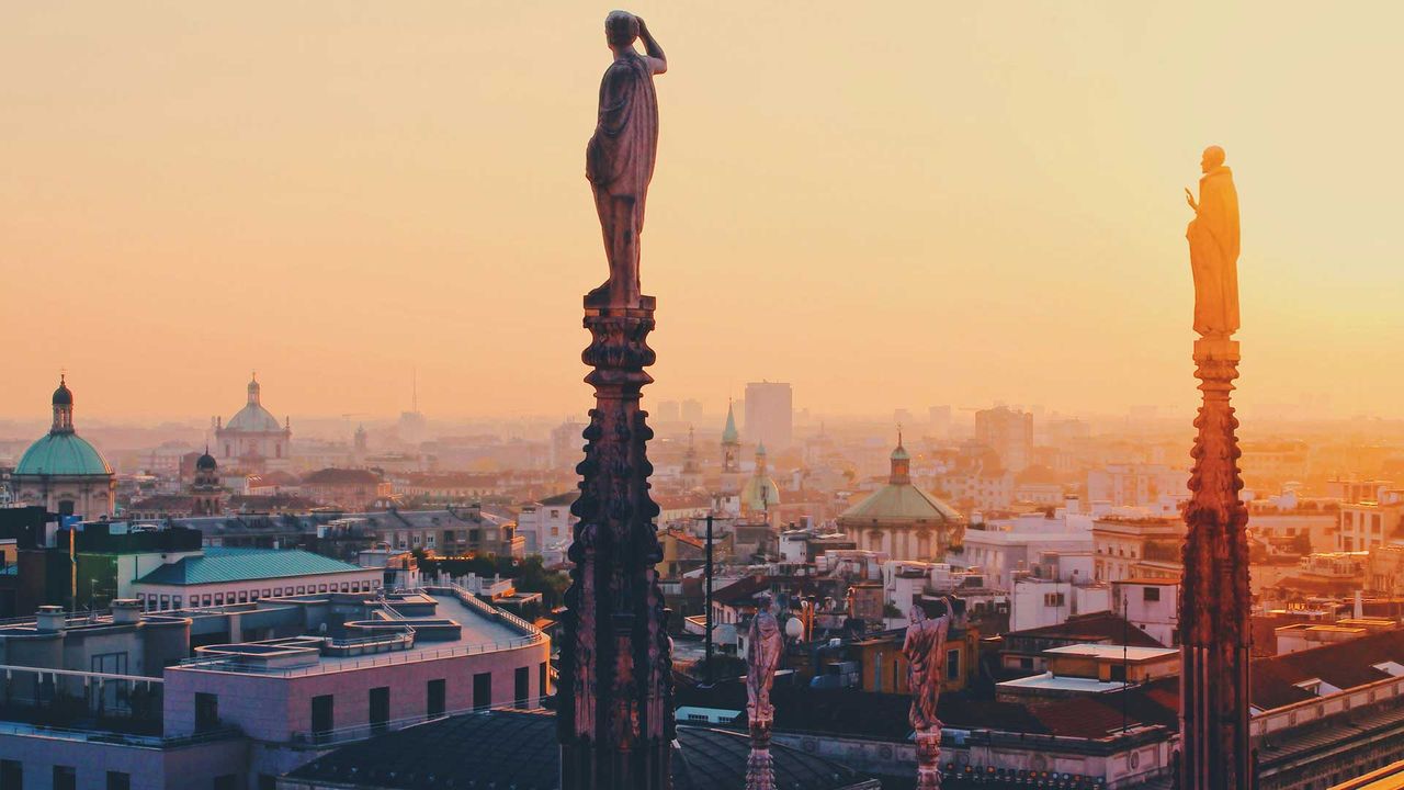 Stadtansicht Mailand im Nebel