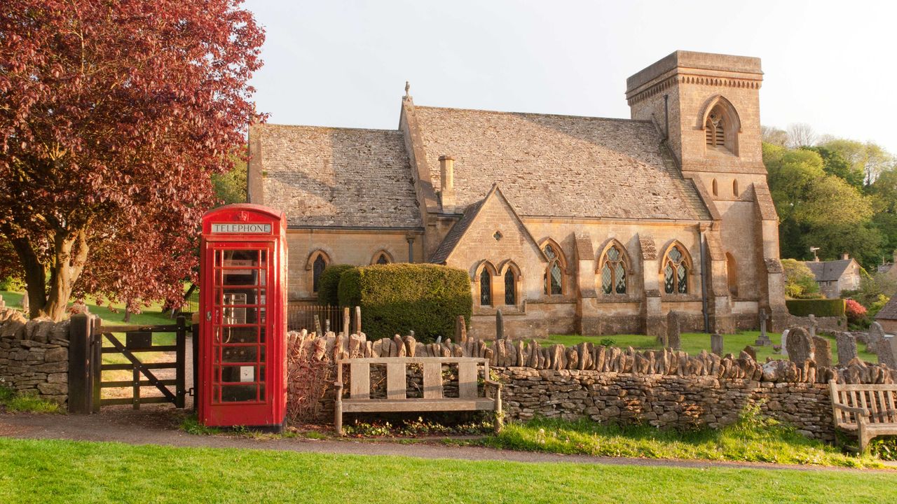 Kirche und Telefonbox in Snowshill, Cotswolds