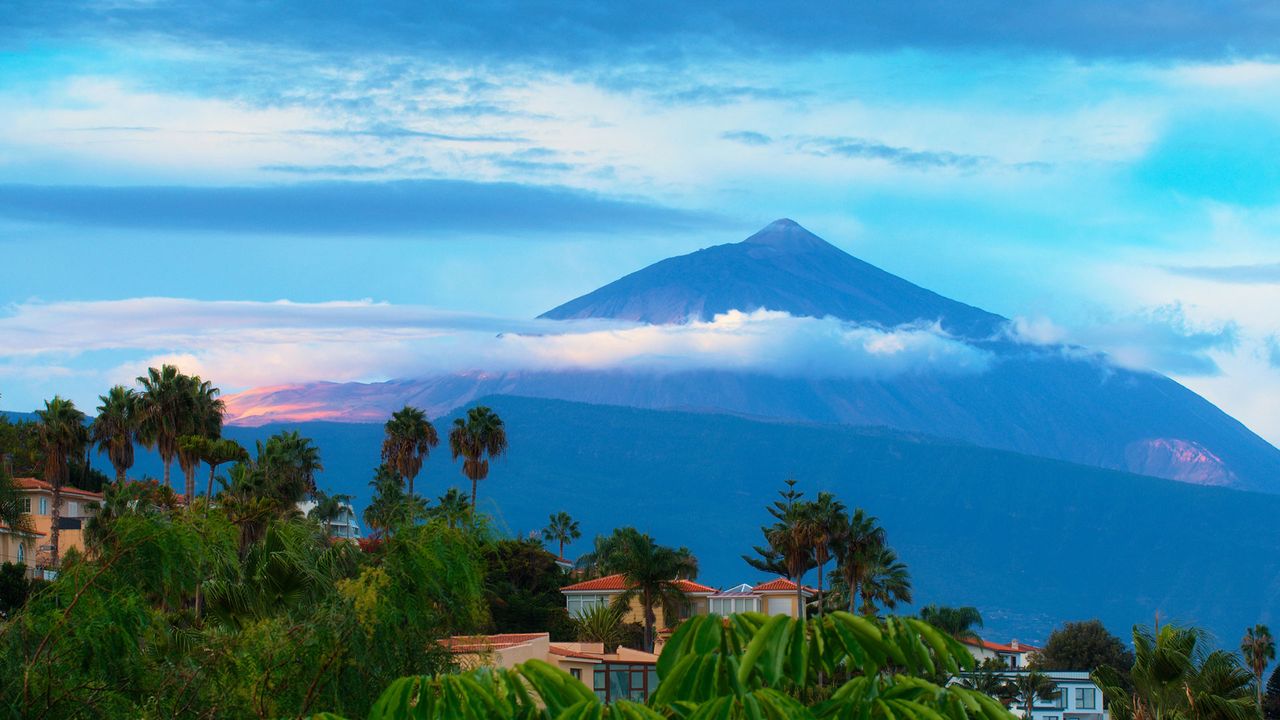Blick auf den nebelverhangenen Teide auf Teneriffa