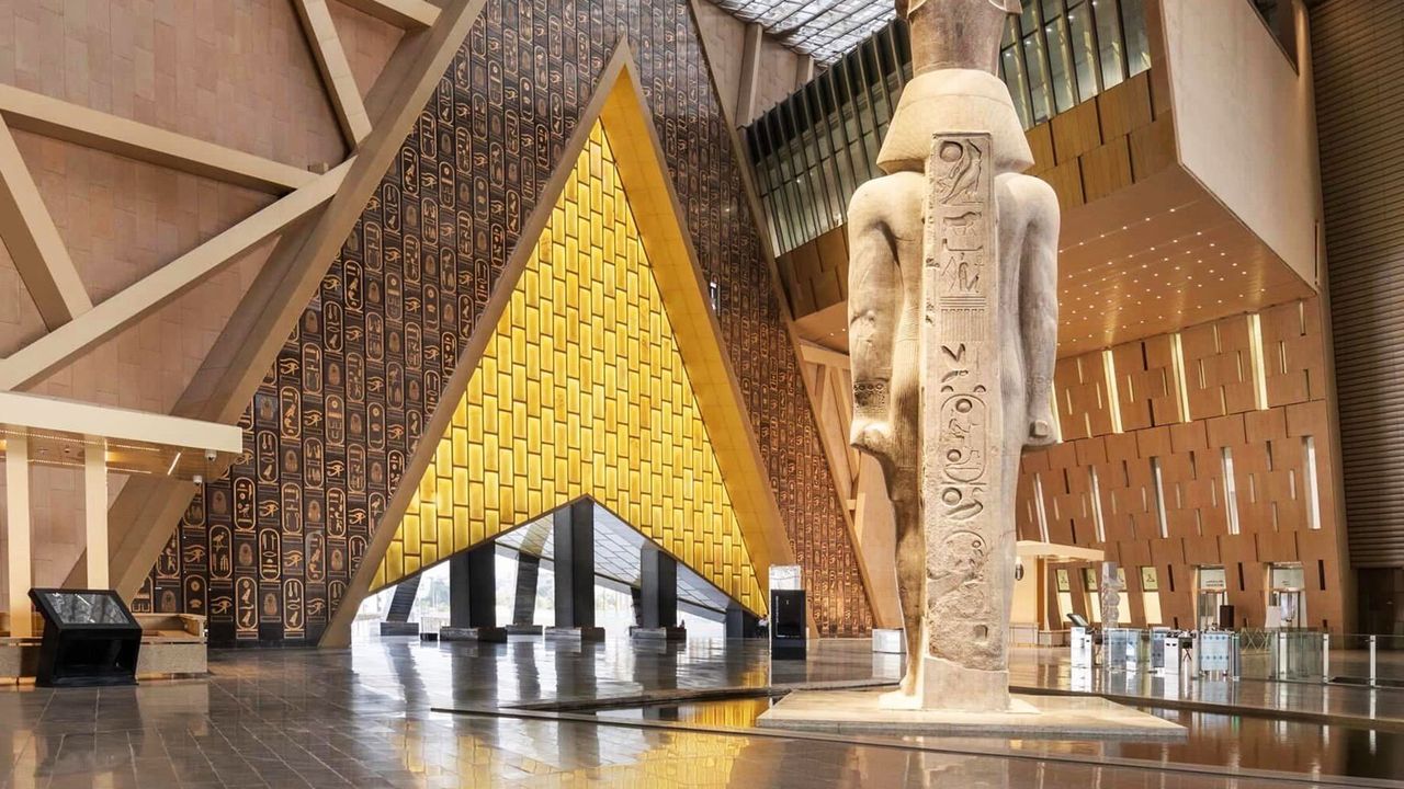 Statue von Ramses ll. im Grand Egyptian Museum