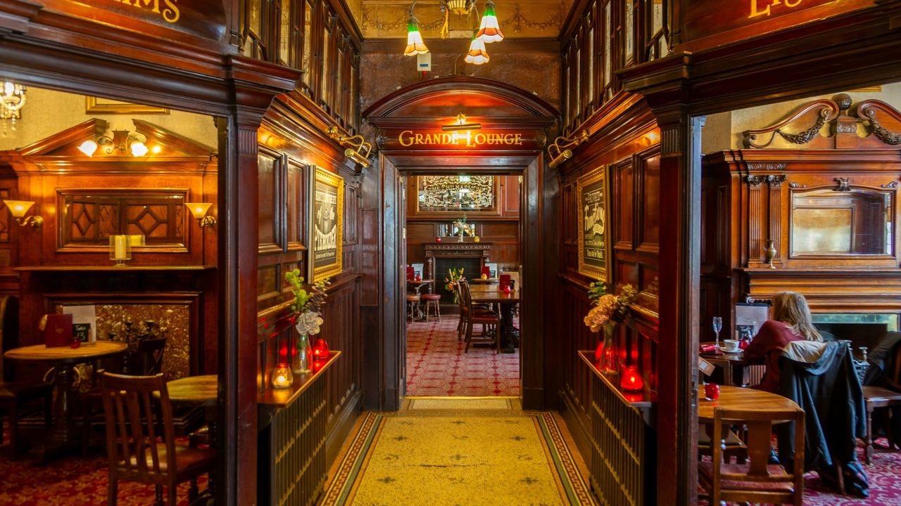 Ein schöner Pub in Liverpool: der Philharmonic Dining Room. Philharmonic Dining Room in Liverpool, Innenaufnahme