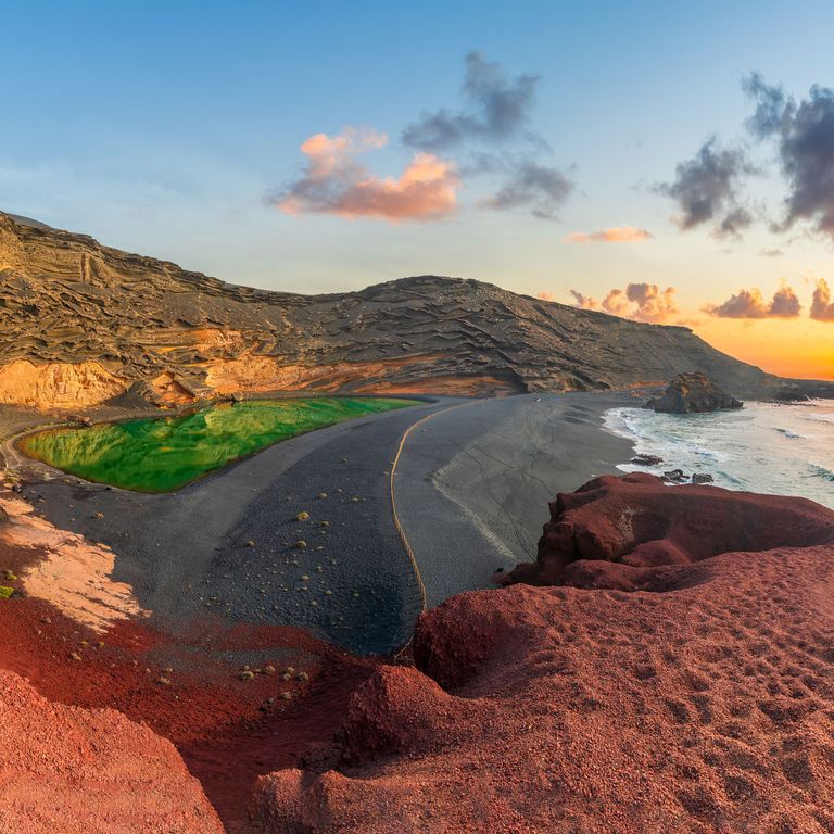 Neben viel Kunst und Kultur findet man auf Lanzarote auch spektakuläre Naturlandschaften wie diese. Blick auf Charco Verde und Meer, El Golfo Lanzarote