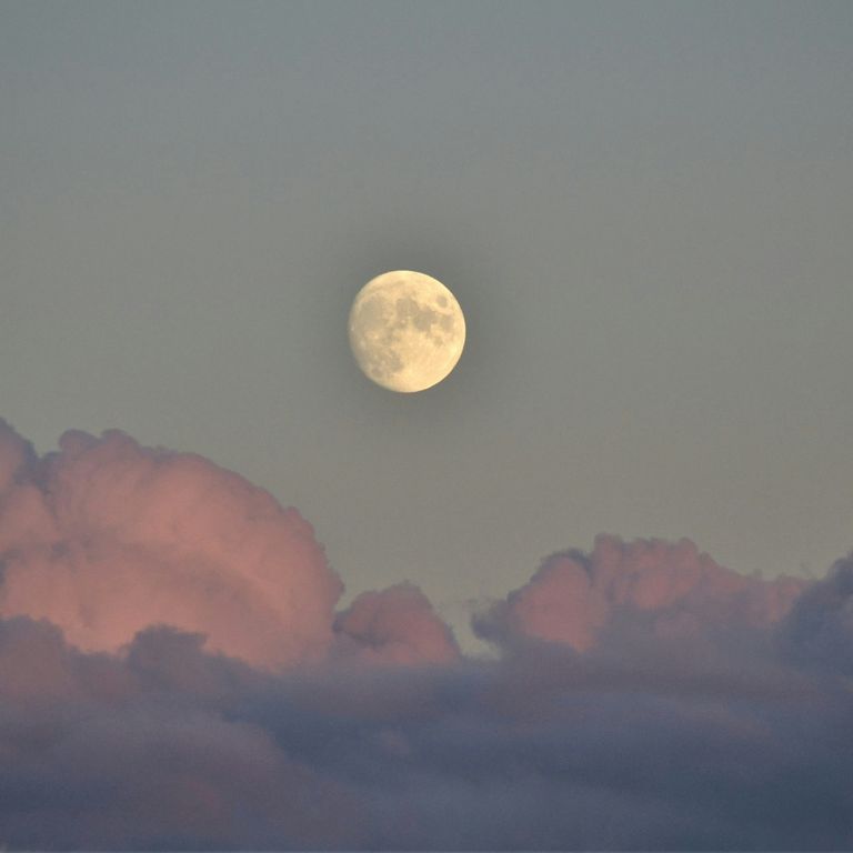 Mond über Wolkenbergen, Symbolfoto