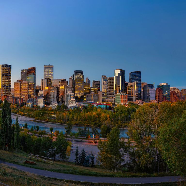 Skyline von Calgary am Abend