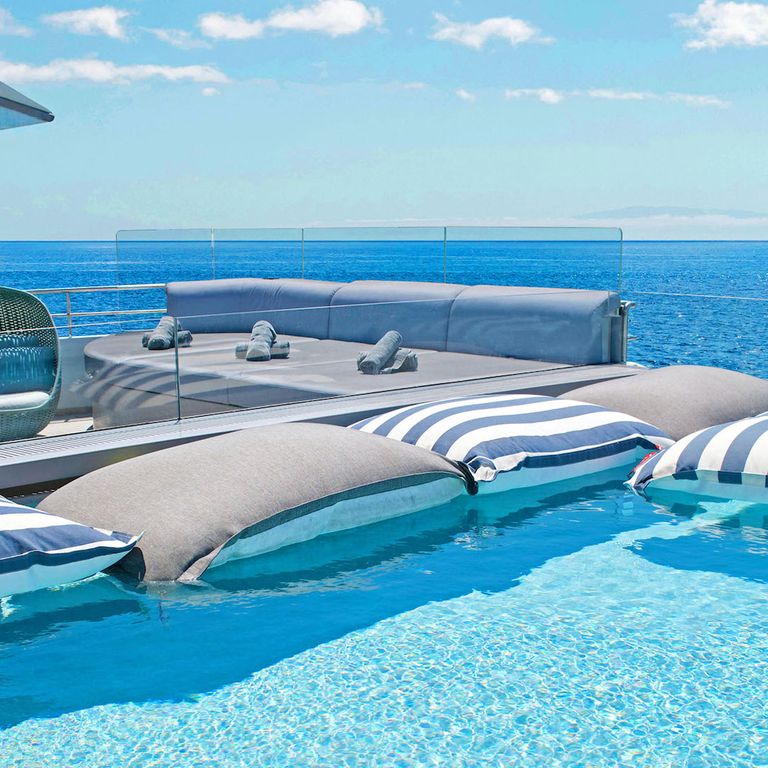 Das Pooldeck an Bord der Emerald Sakara