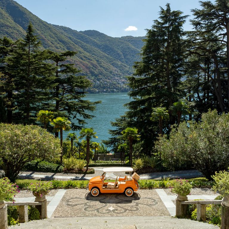 Oldtimer-Buggy und Blick auf den Comer See, Hotel Passalacqua