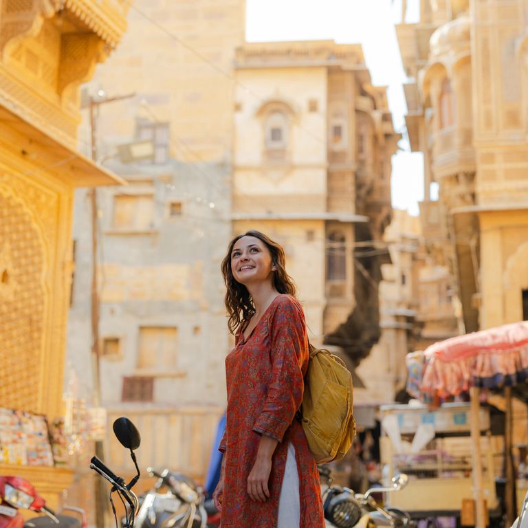 Eine Frau entdeckt die Altstadt von Jaisalmer in Indien