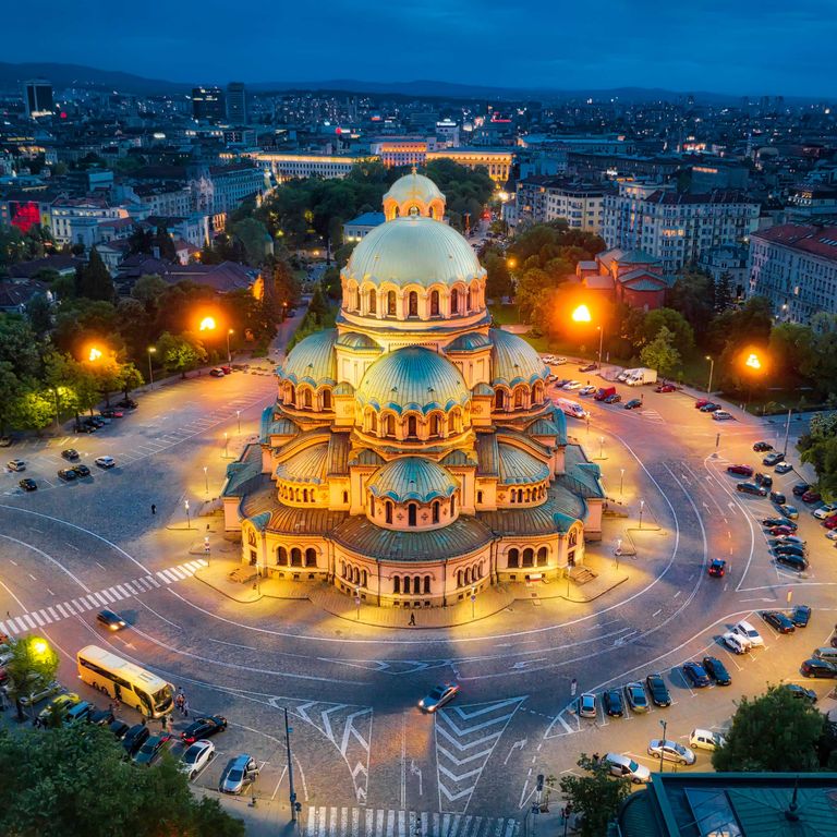 Luftaufnahme der Alexander-Newski-Kathedrale in Sofia am Abend
