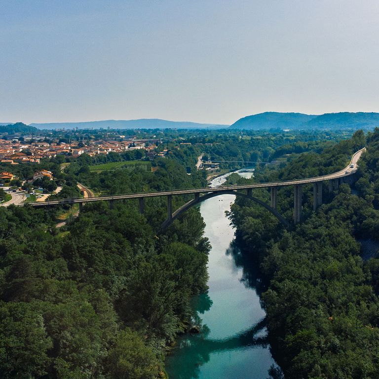 Solkanbrücke und Fluss Soča, im Hintergrund Nova Gorica