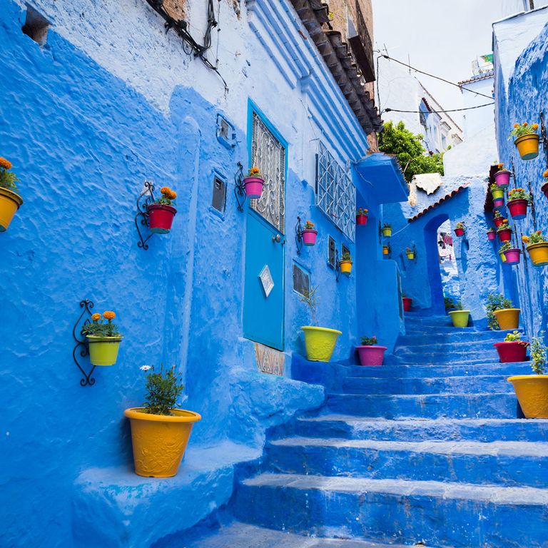 Chefchaouen in Marokko, blaue Treppen und Häuserwände