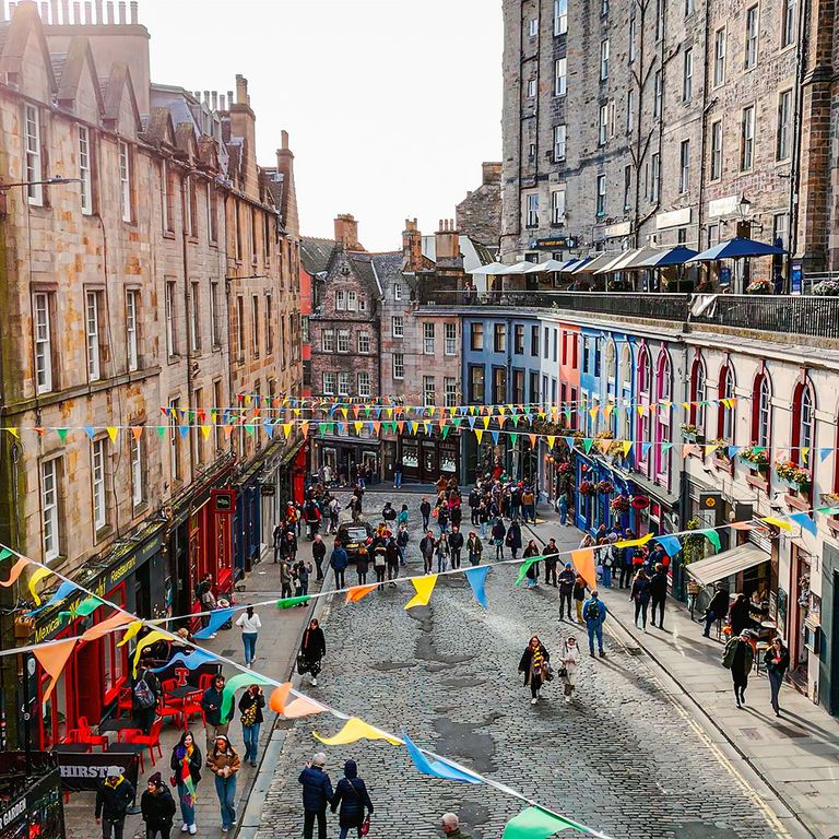 bunte Fähnchen überspannen die Victoria Street in Edinburgh