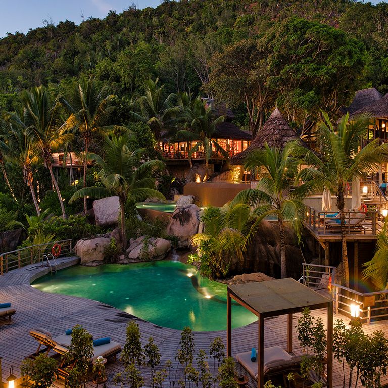 Pool im Constance Lemuria am Abend