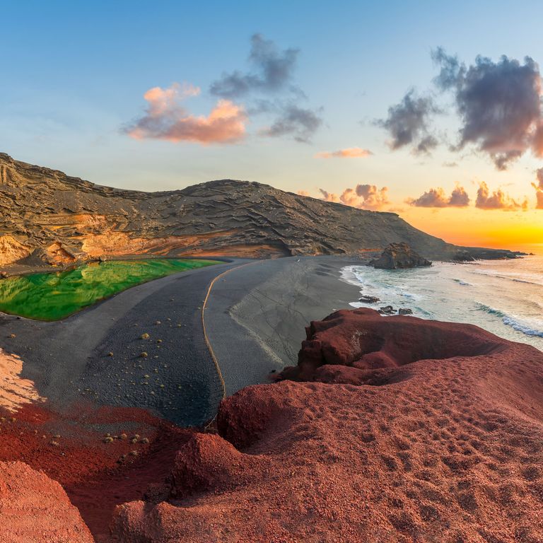 Playa El Golfo mit dem Charco de los Clicos 
