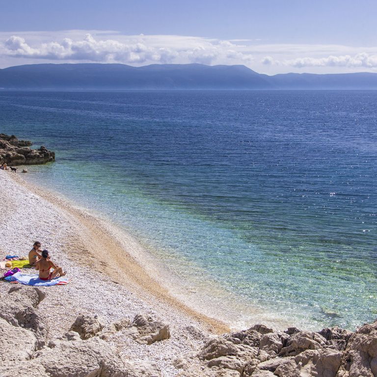 Rabac Kieselstrand und Kalkklippen, St. Andrea Strand